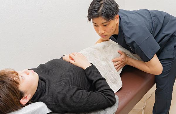 整骨院・整体をお探しならほねキング整骨院 プロの施術者が骨盤・姿勢矯正で根本から解決 施術中のイメージ画像